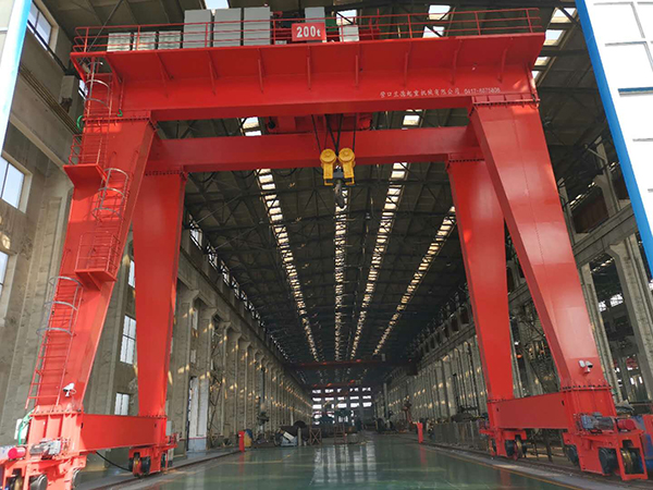 營口慶營石油化工設備有限公司200噸雙梁濰坊門式起重機